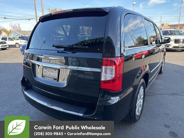 Used 2014 Chrysler Town & Country Touring image 5