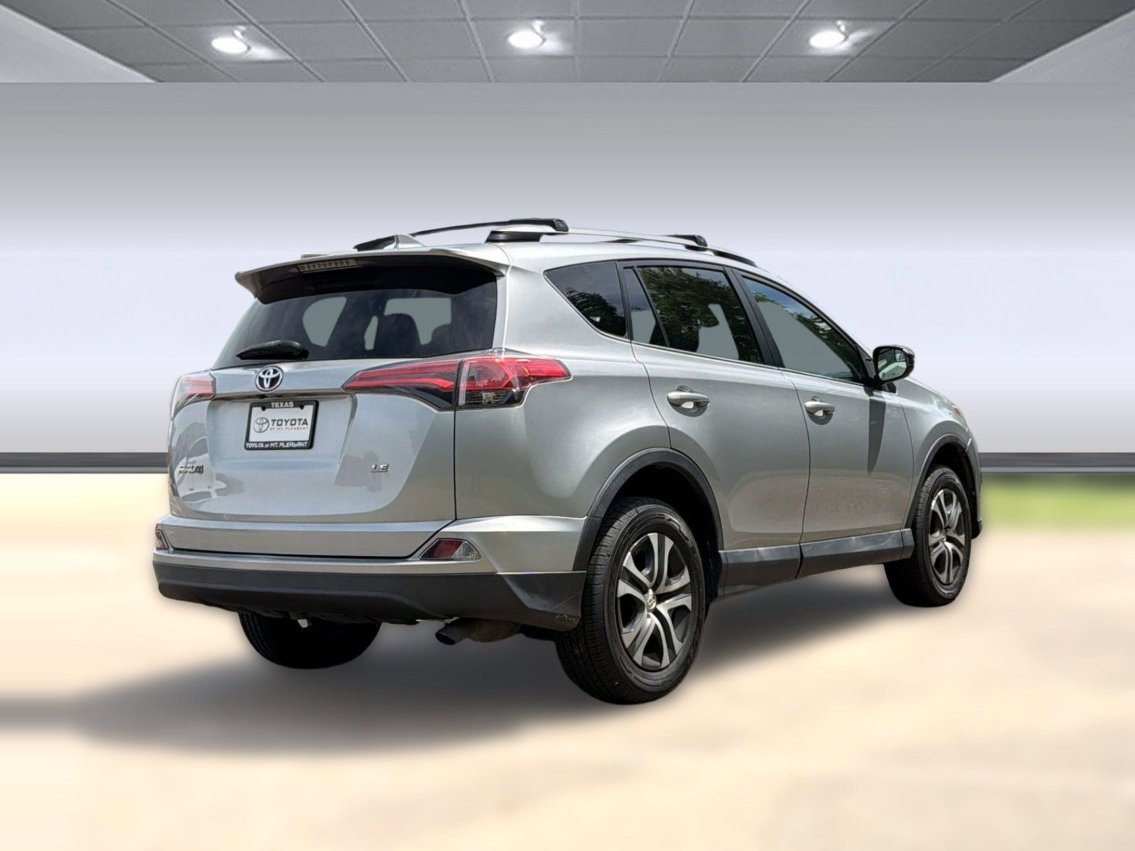 Used 2018 Toyota RAV4 LE image 8