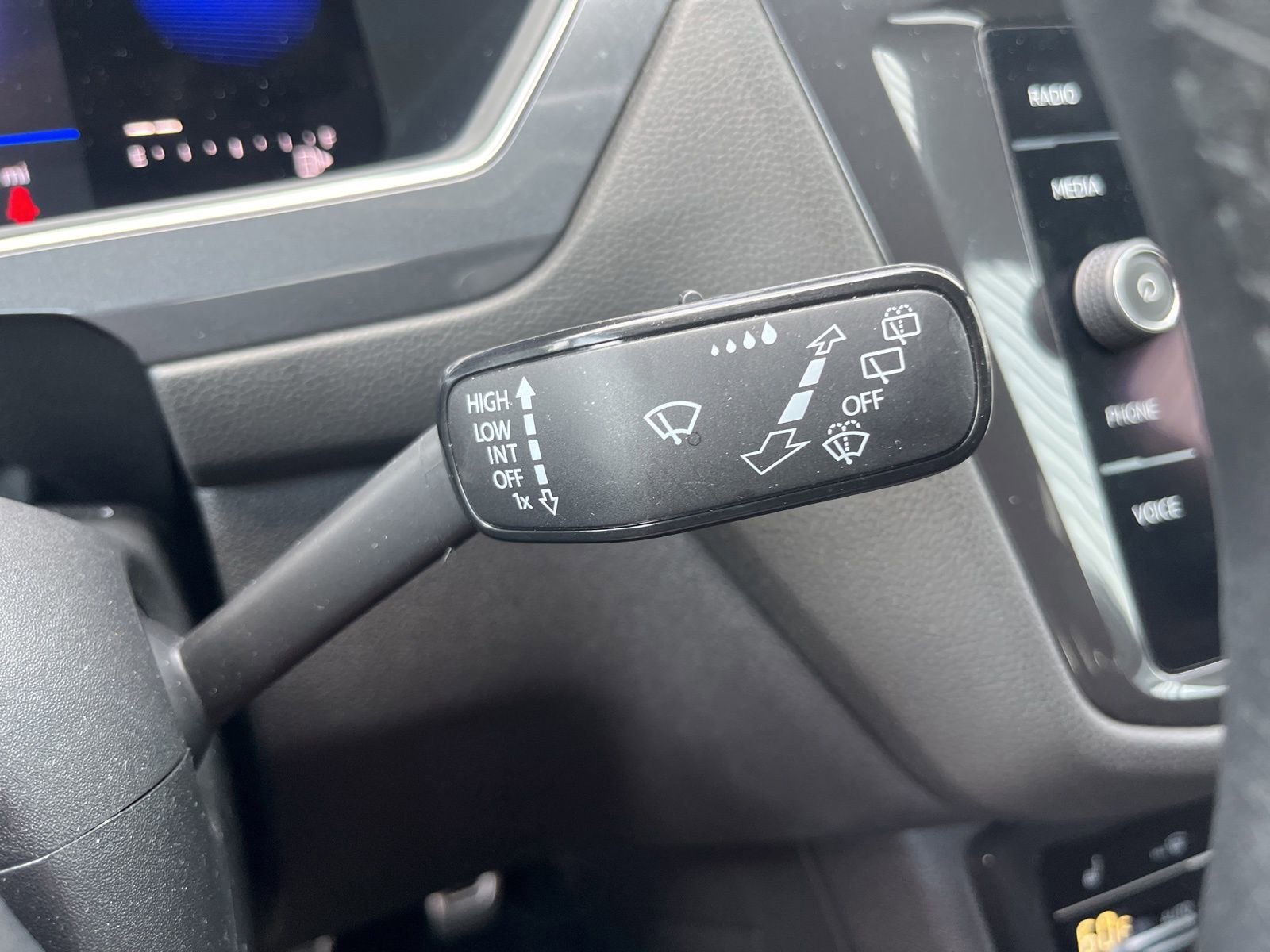 Used 2022 Volkswagen Tiguan SE R-Line FWD image 18