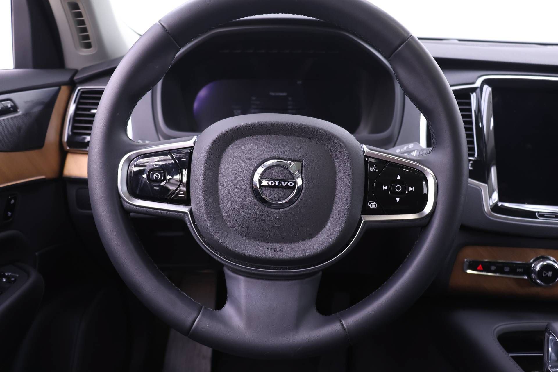 Certified 2024 Volvo XC90 B6 Plus AWD/4WD image 17