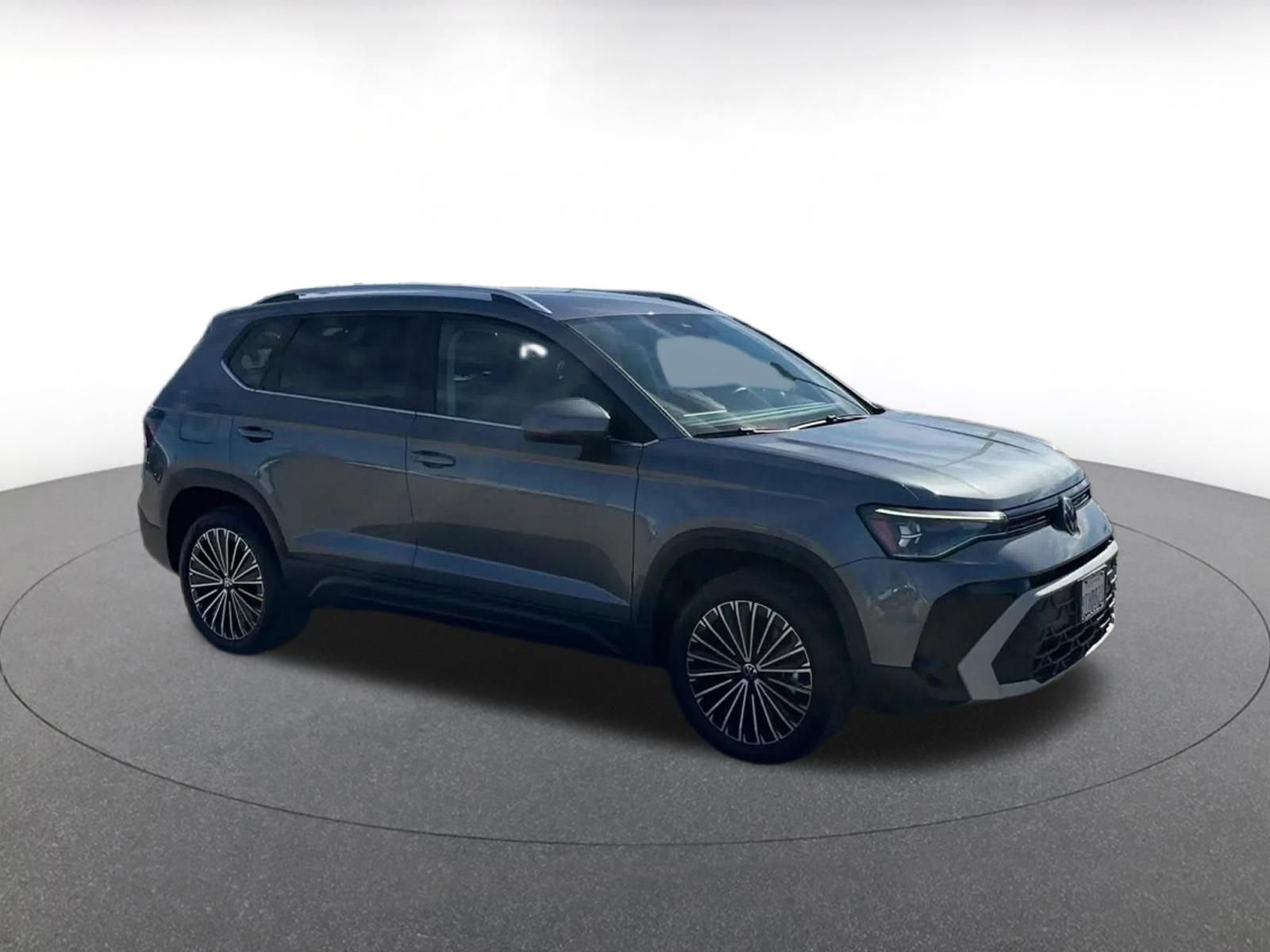 Used 2025 Volkswagen Taos SE video 2