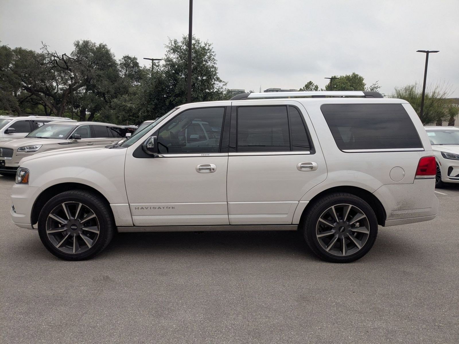 Used 2017 Lincoln Navigator Reserve RWD image 6