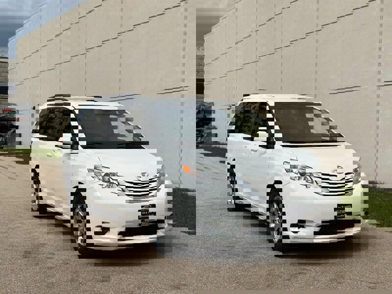 Used 2016 Toyota Sienna LE image 4
