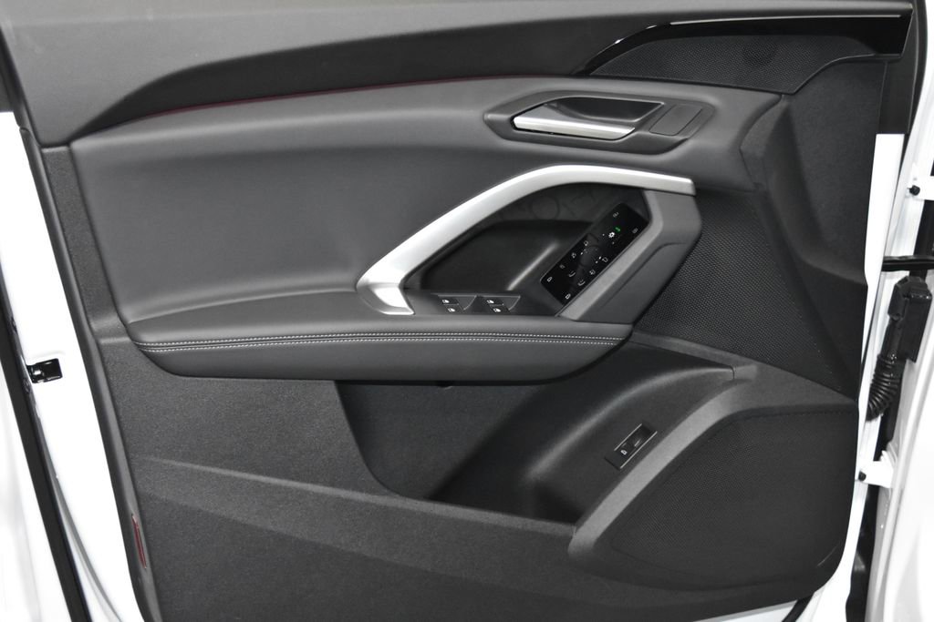 Certified 2025 Audi Q5 Premium w/ Convenience Package image 4