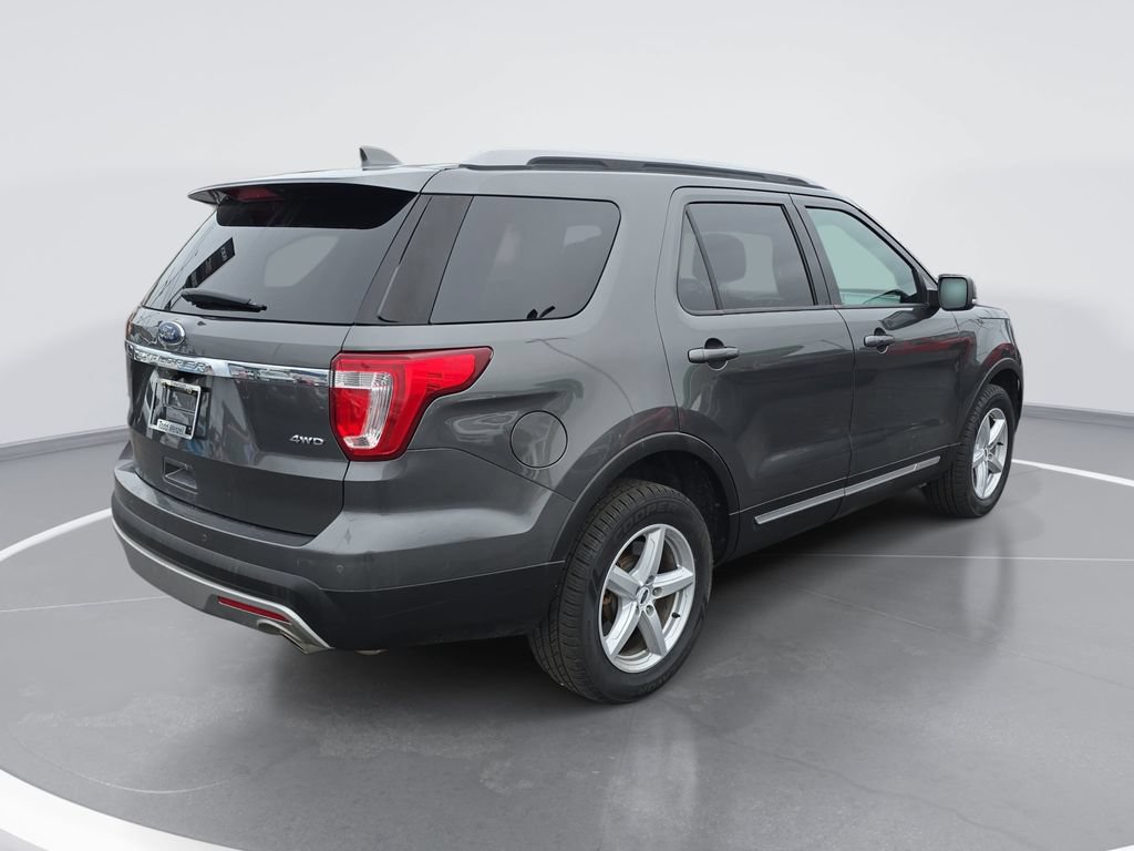 Used 2017 Ford Explorer XLT w/ Equipment Group 202A AWD/4WD image 3