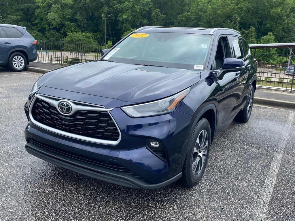 Used 2022 Toyota Highlander XLE FWD image 2
