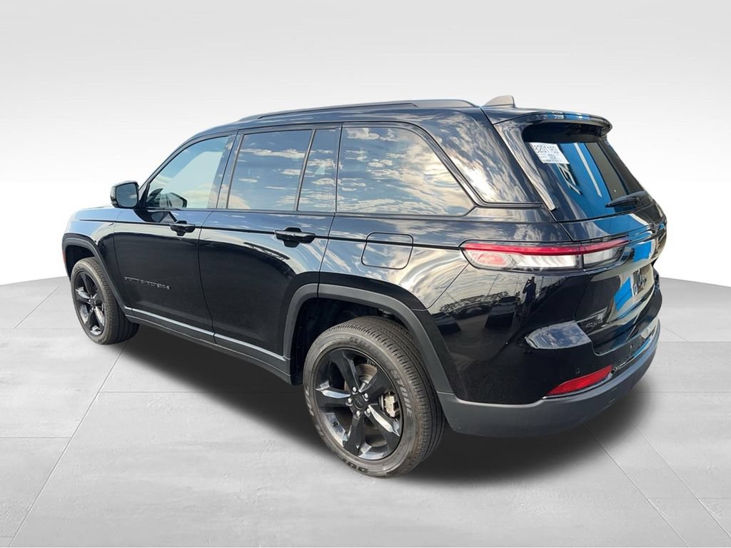 Used 2024 Jeep Grand Cherokee Altitude AWD/4WD image 3