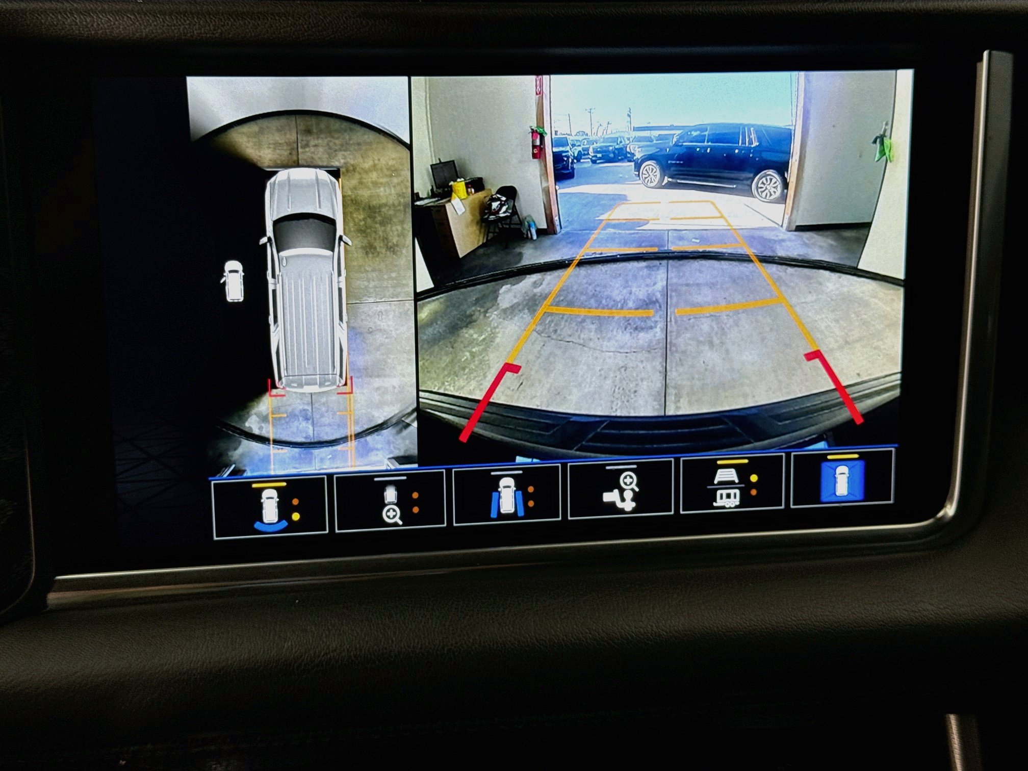 Used 2022 GMC Yukon Denali AWD/4WD image 16