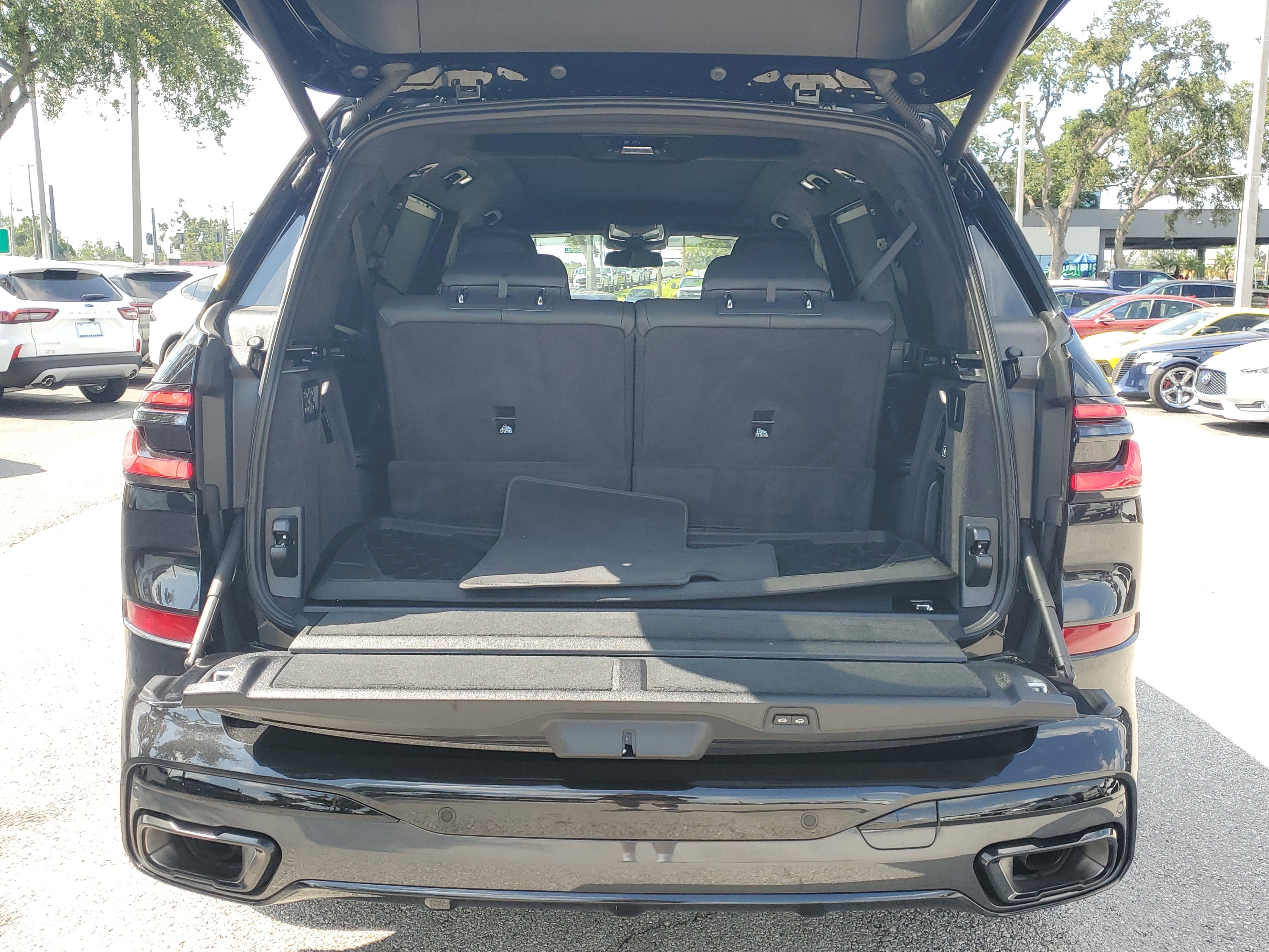 Used 2025 BMW X7 xDrive40i w/ M Sport Package image 11