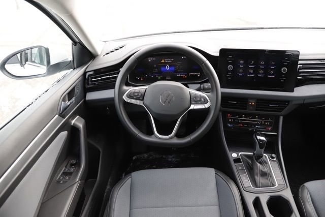Used 2025 Volkswagen Jetta SE image 18