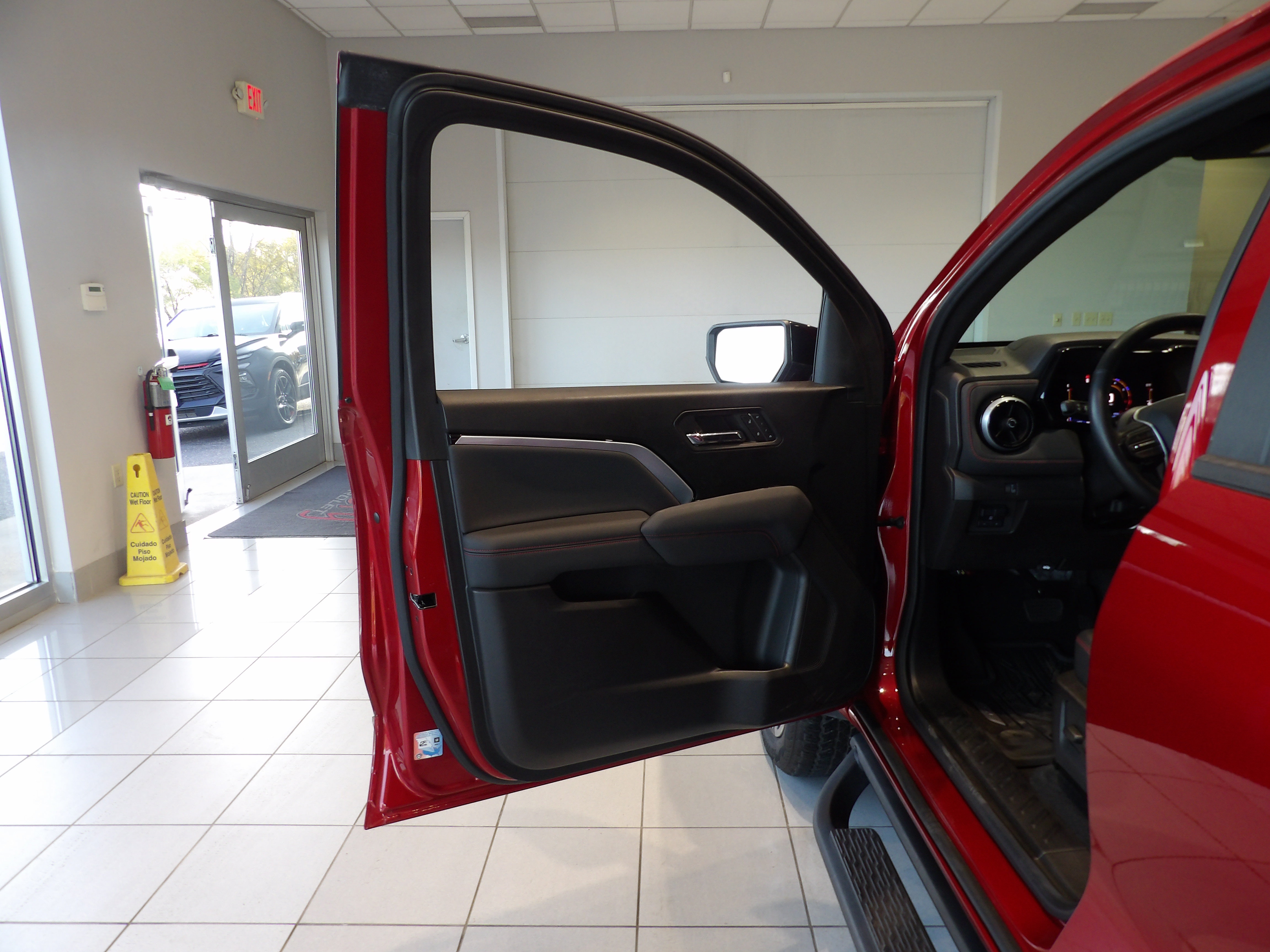 Used 2023 Chevrolet Colorado Z71 w/ Z71 Convenience Package 2 AWD/4WD image 8