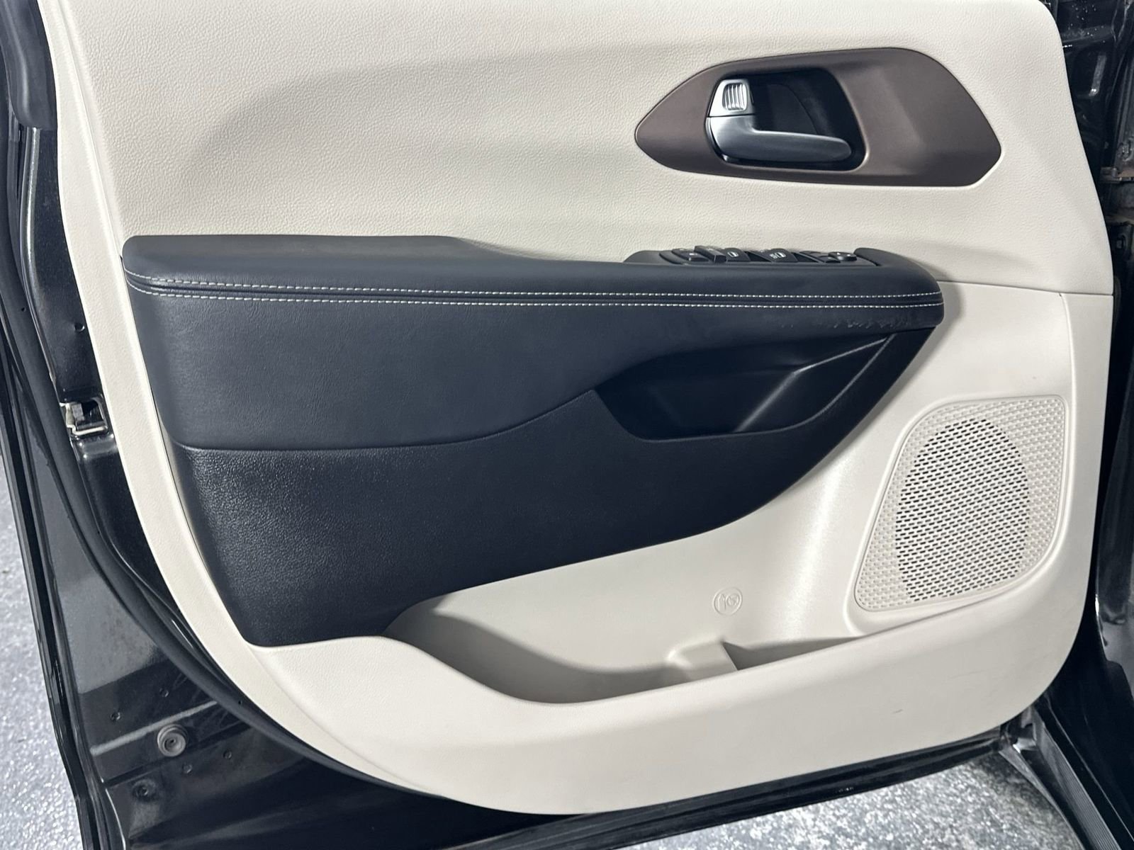 Used 2023 Chrysler Voyager LX image 33