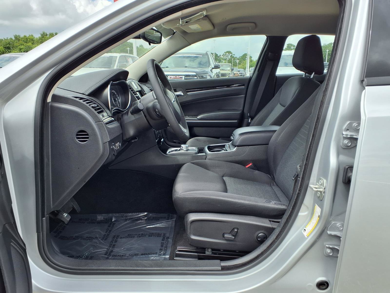 Used 2023 Chrysler 300 Touring w/ Sport Appearance Package RWD image 10