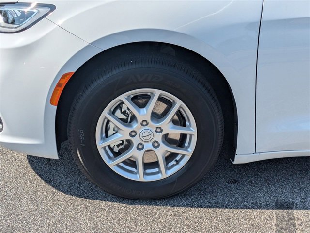 New 2025 Chrysler Pacifica Select image 10