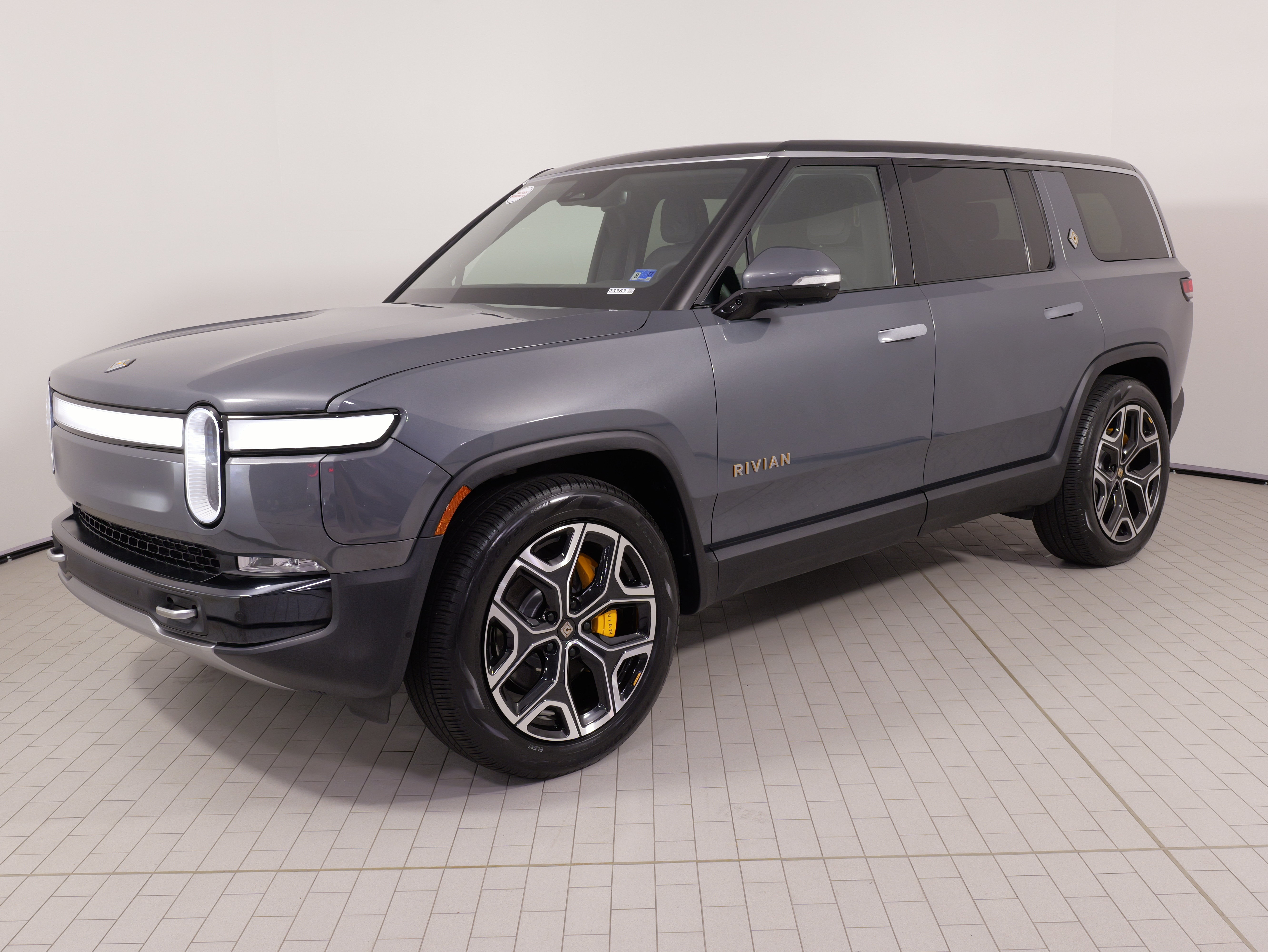 Used 2023 Rivian R1S Adventure AWD/4WD image 2
