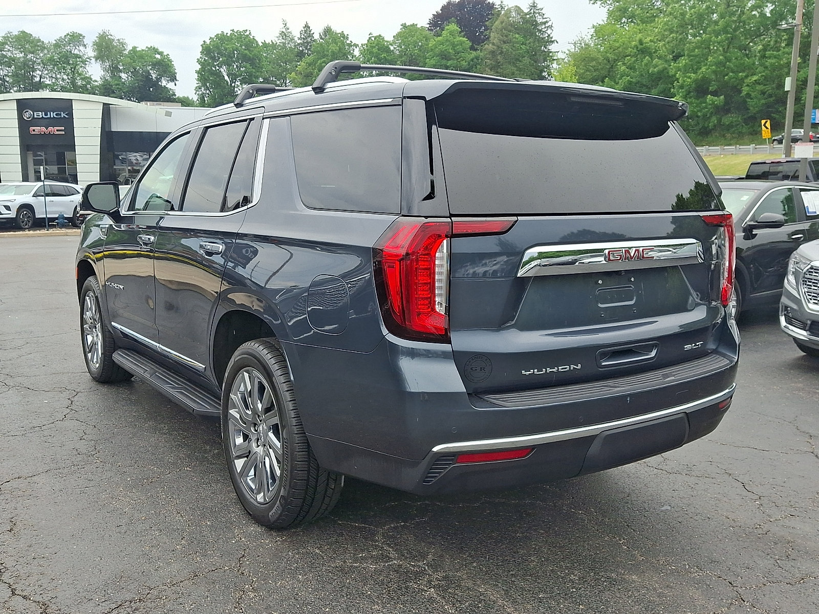 Used 2021 GMC Yukon SLT w/ Rear Media and Nav Package AWD/4WD image 4