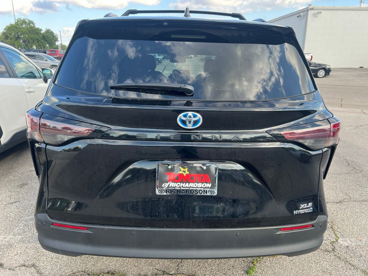 Used 2024 Toyota Sienna XLE FWD image 5