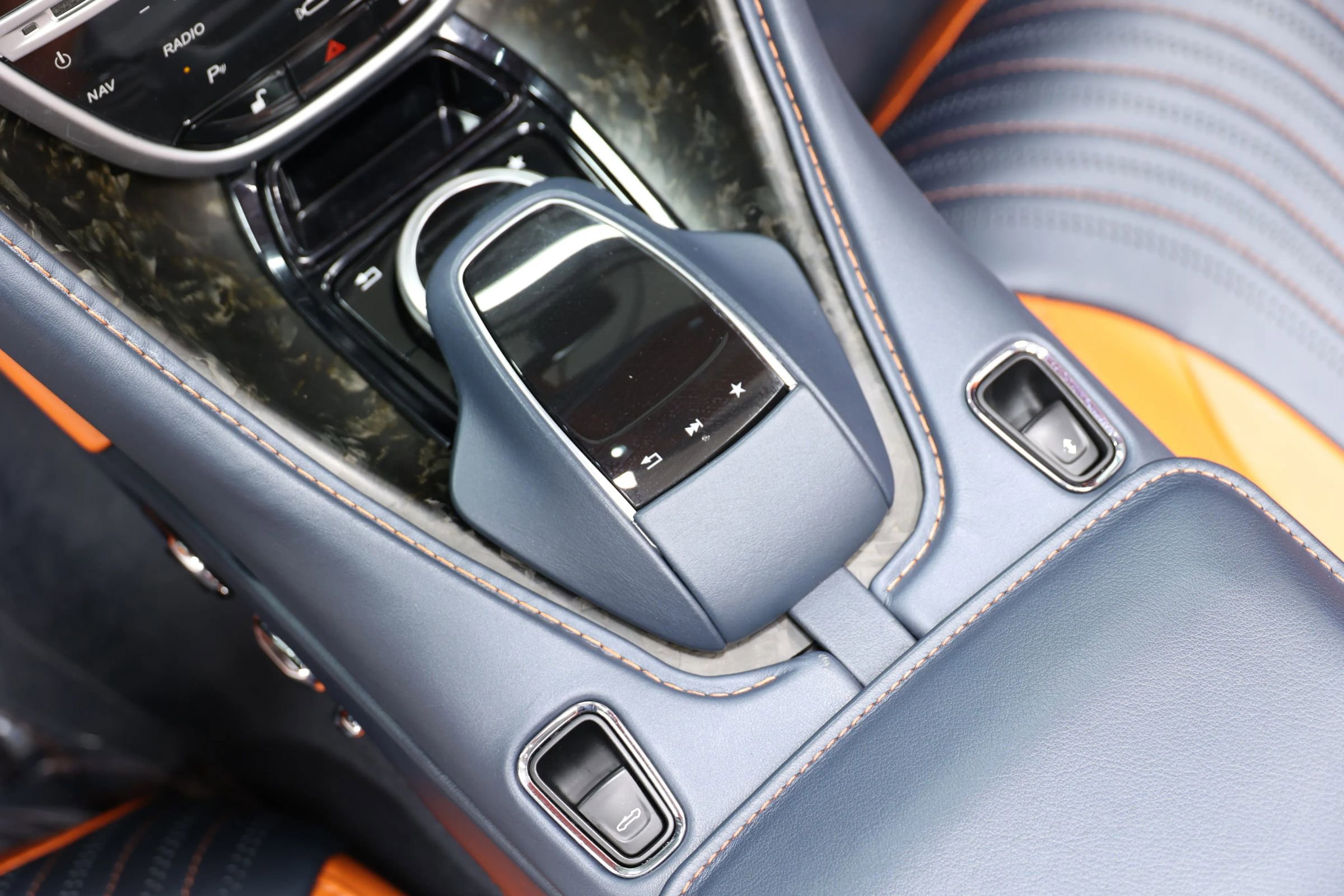 Used 2019 Aston Martin DB11 Volante RWD image 50