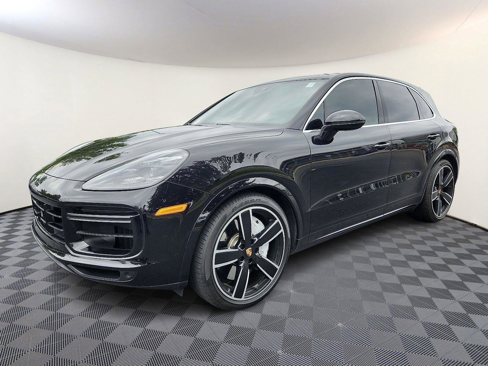 Used 2020 Porsche Cayenne Turbo image 3