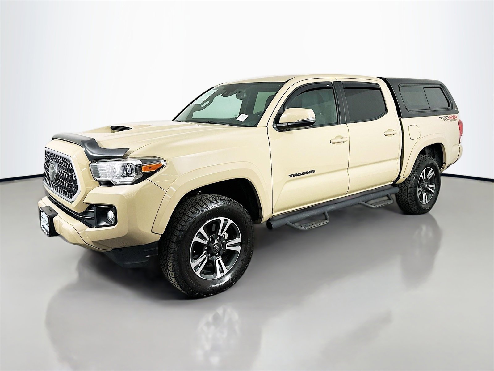 Used 2018 Toyota Tacoma TRD Sport w/ Technology Package image 3
