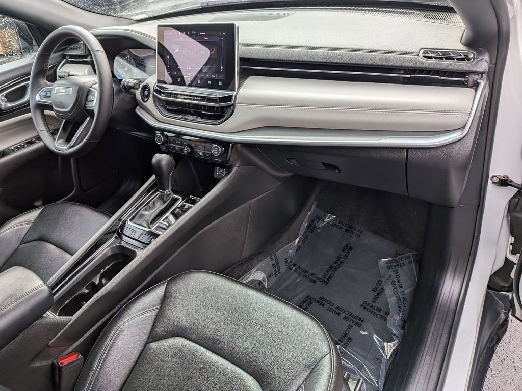 Used 2025 Jeep Compass Limited image 31