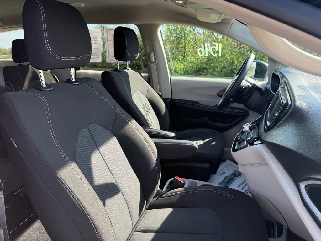Used 2022 Chrysler Voyager LX FWD image 21