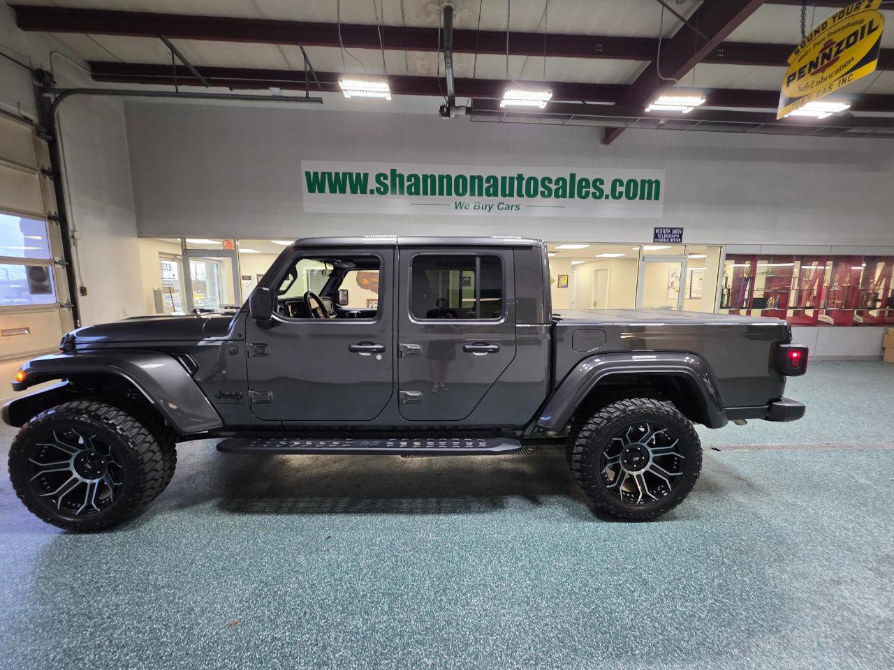 Used 2025 Jeep Gladiator Sport image 11