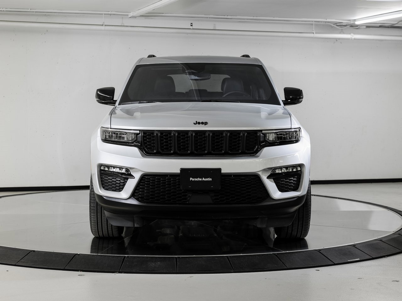 Used 2024 Jeep Grand Cherokee Limited w/ Black Appearance Package image 10