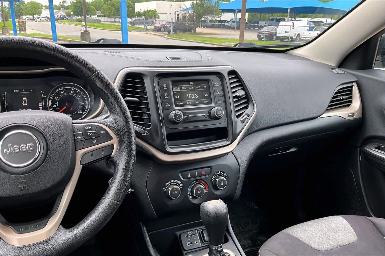 Used 2015 Jeep Cherokee Sport FWD image 7