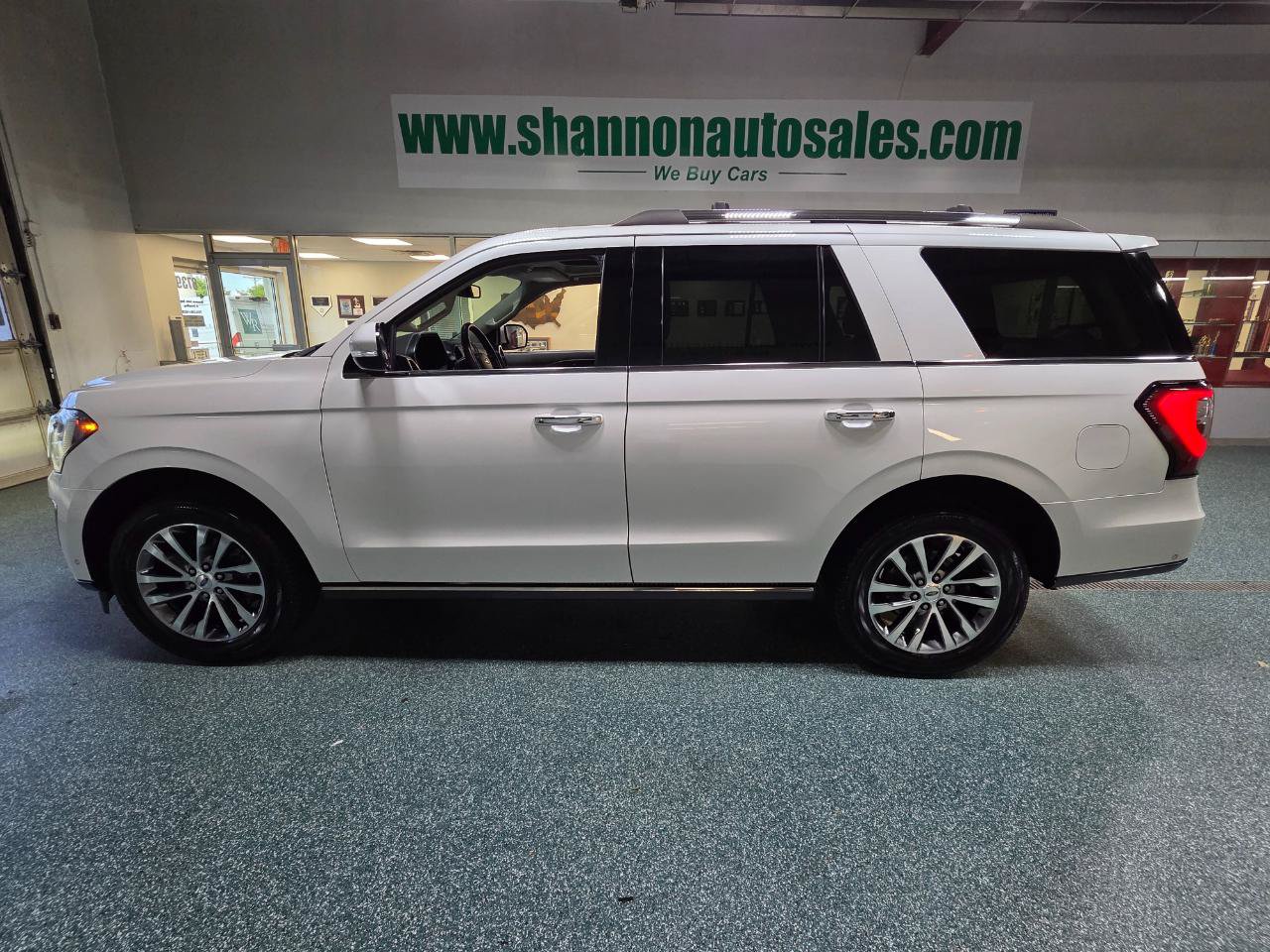 Used 2018 Ford Expedition Limited w/ Equipment Group 301A AWD/4WD image 11
