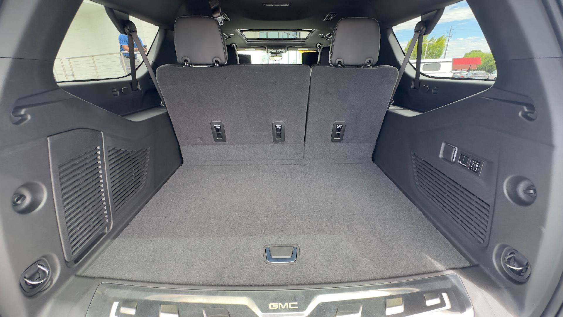 New 2026 GMC Yukon XL AT4 Ultimate w/ LPO, Illumination Package AWD/4WD image 8