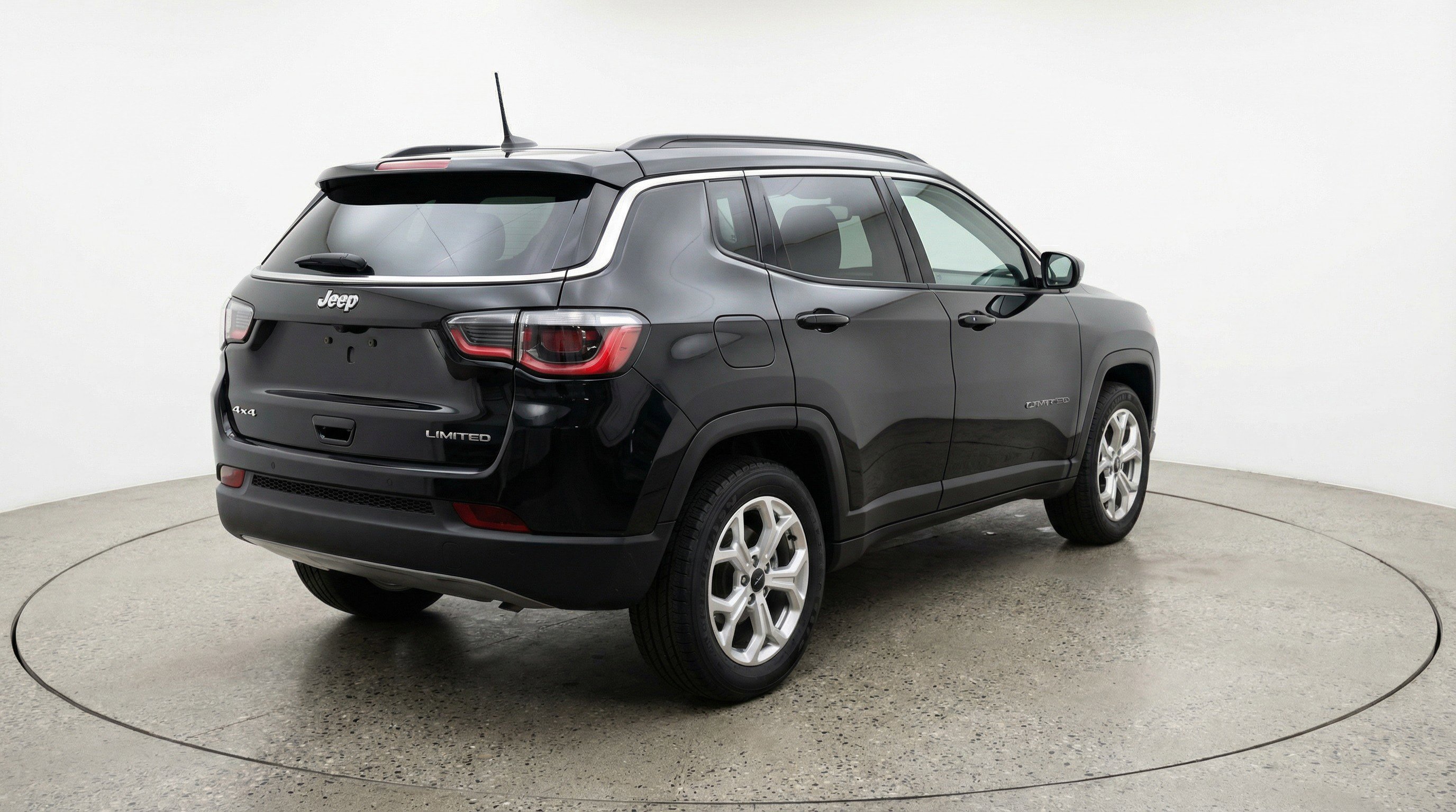 Used 2025 Jeep Compass Latitude image 9