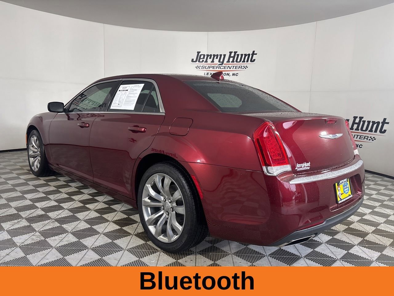 Used 2020 Chrysler 300 Touring w/ Chrome Appearance Package RWD image 8