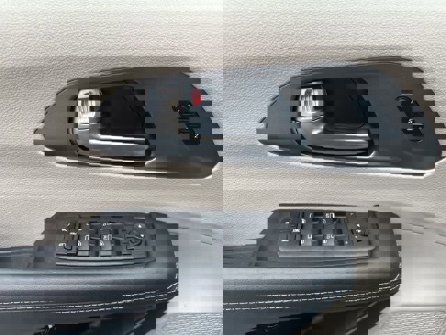 Used 2023 Chrysler Pacifica Touring-L image 19