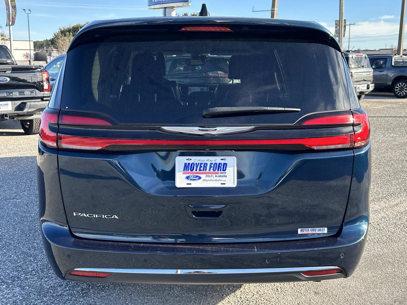 Used 2024 Chrysler Pacifica Touring-L FWD image 3