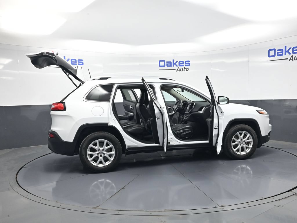 Used 2018 Jeep Cherokee Latitude Plus w/ Cold Weather Group AWD/4WD image 53