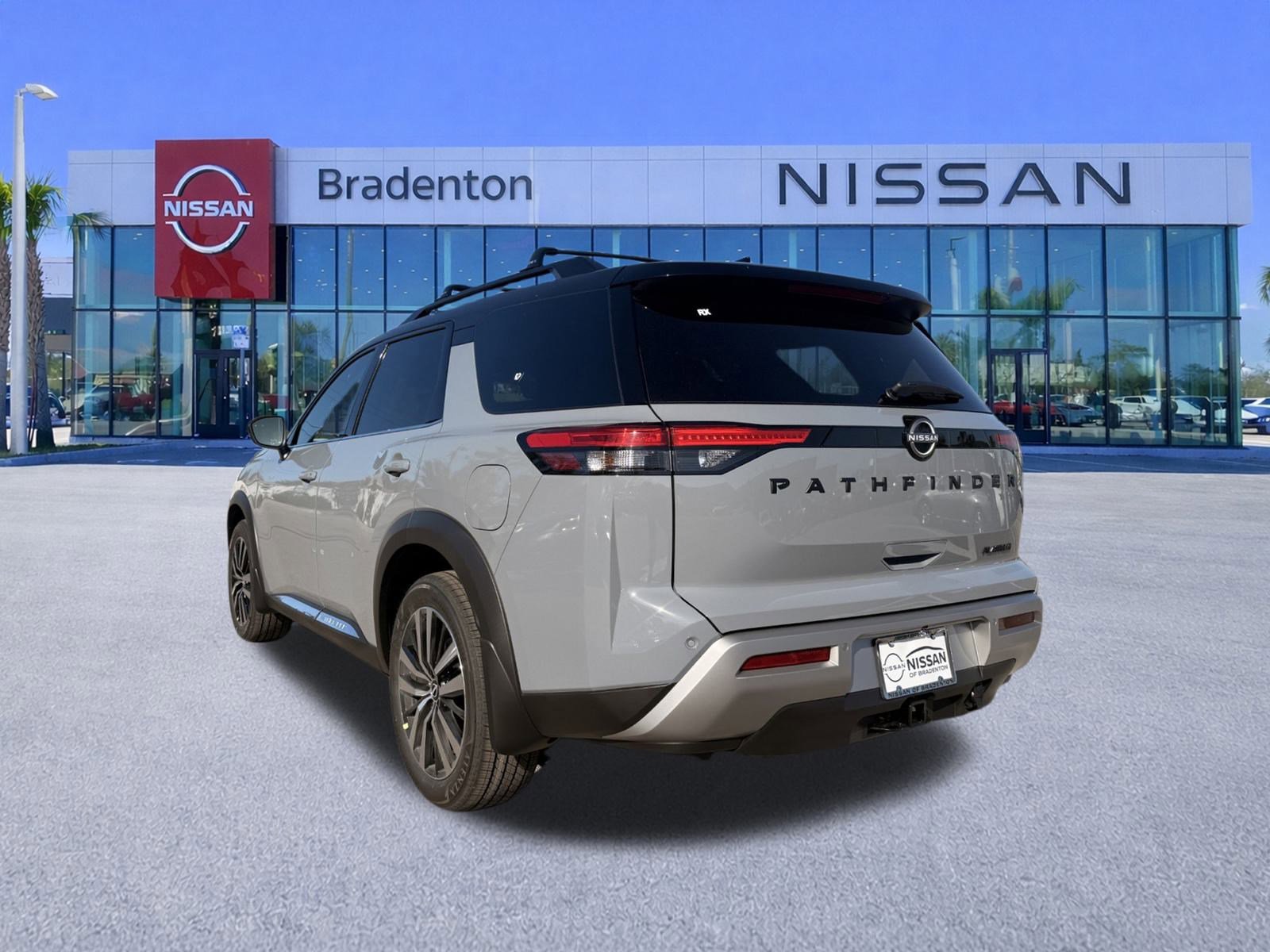 New 2025 Nissan Pathfinder Platinum image 4