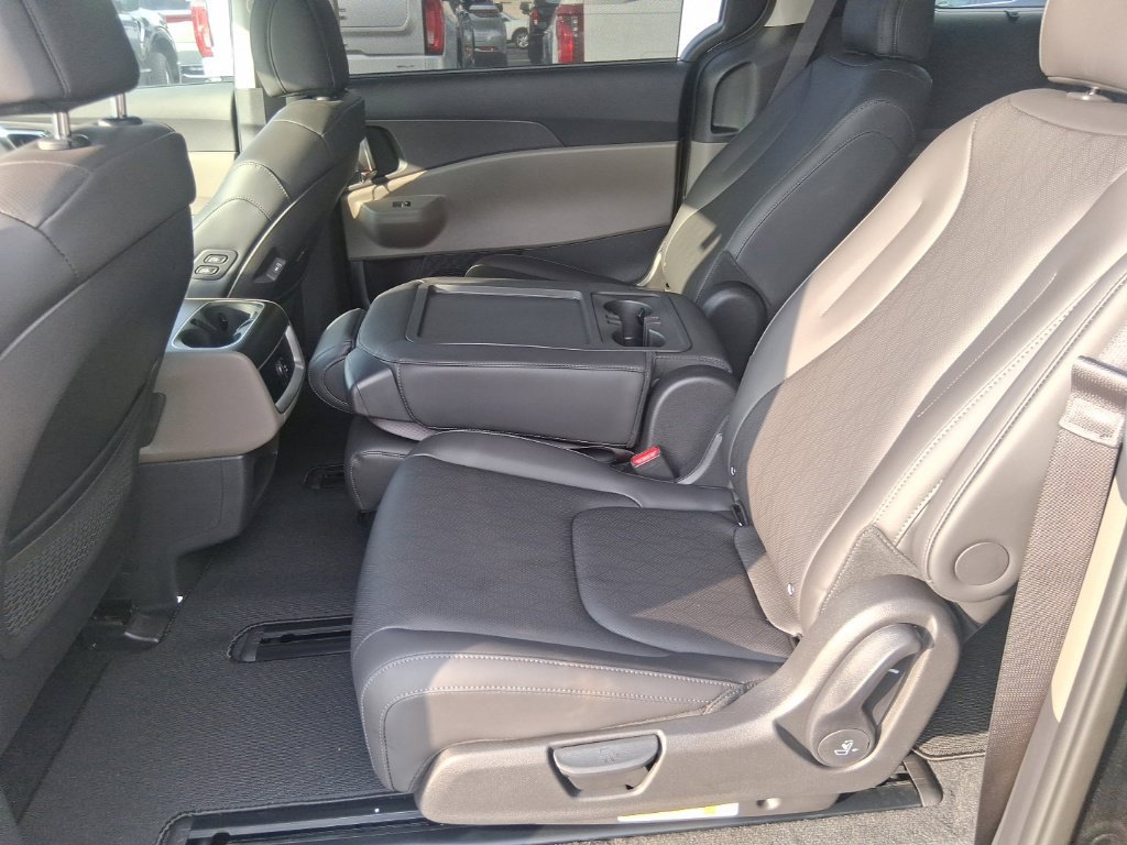 Certified 2026 Kia Carnival EX FWD image 16