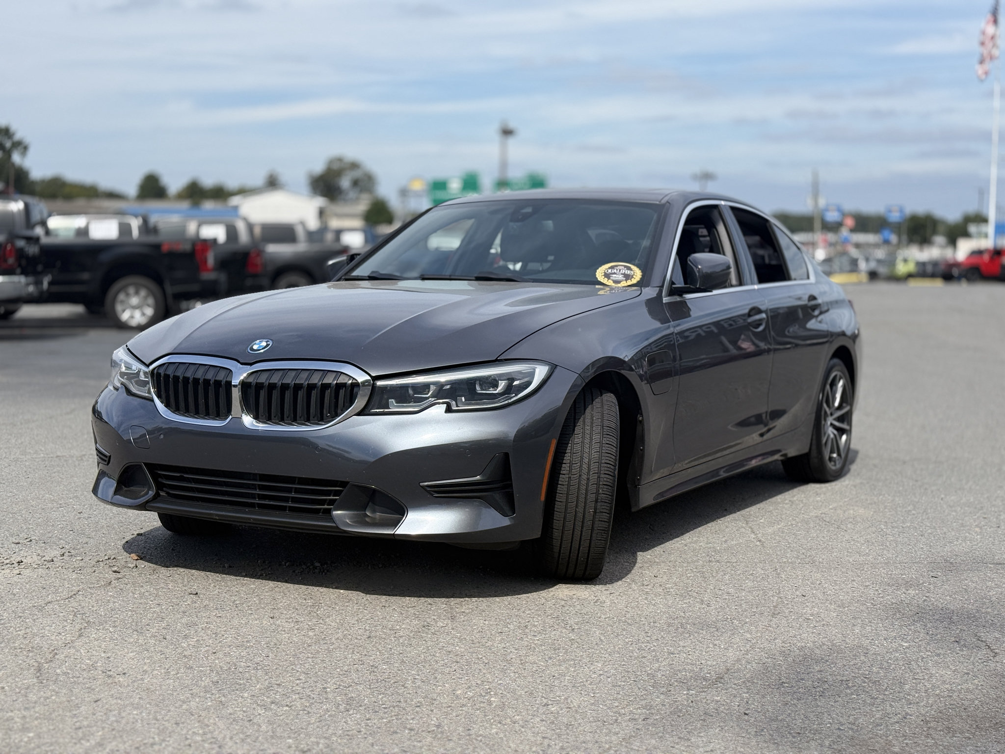 Used 2022 BMW 330e xDrive w/ Driving Assistance Package AWD/4WD image 3