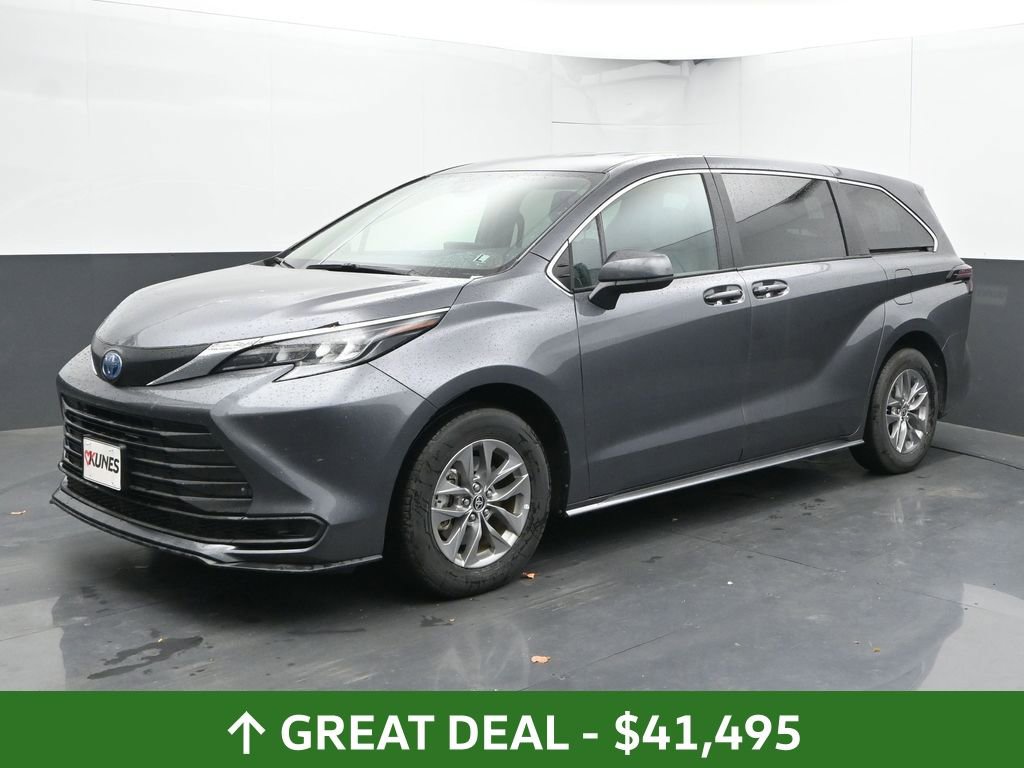 Used 2025 Toyota Sienna LE image 7