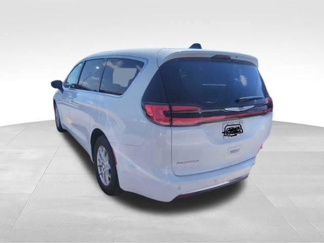 Used 2024 Chrysler Pacifica Touring-L FWD image 2