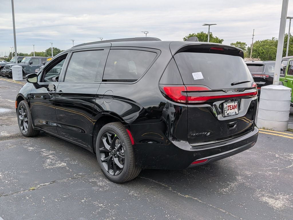 New 2027 Chrysler Pacifica Limited AWD/4WD image 3