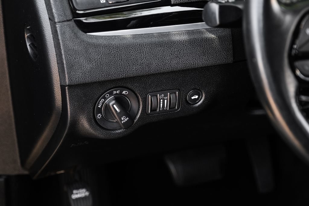 Used 2019 Chrysler 300 S RWD image 38
