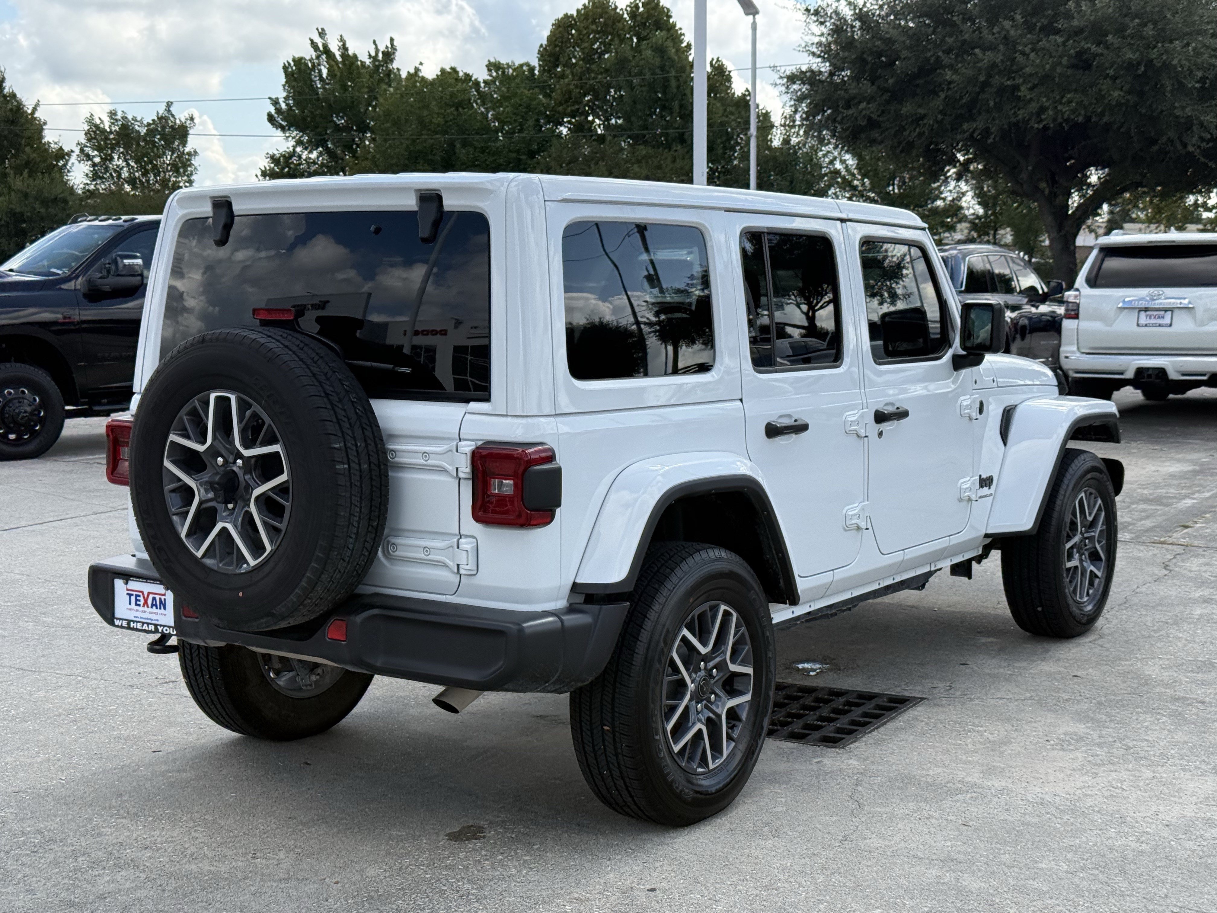 Used 2025 Jeep Wrangler Unlimited Sahara AWD/4WD image 5