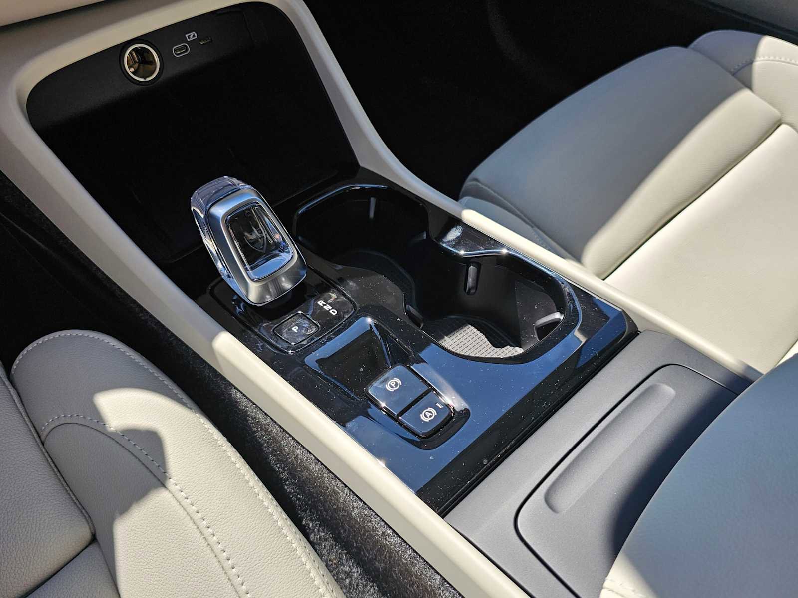 New 2025 Volvo XC40 B5 Ultra w/ Climate Package image 33