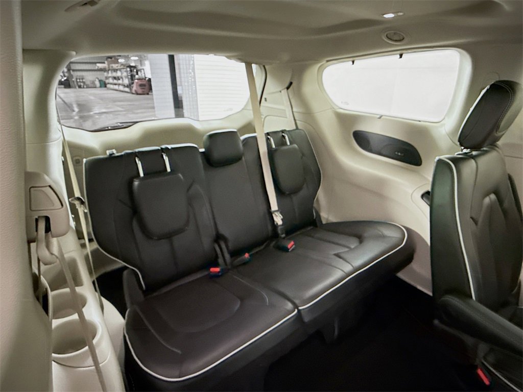 Used 2022 Chrysler Pacifica Limited w/ Uconnect Theater Family Group image 30