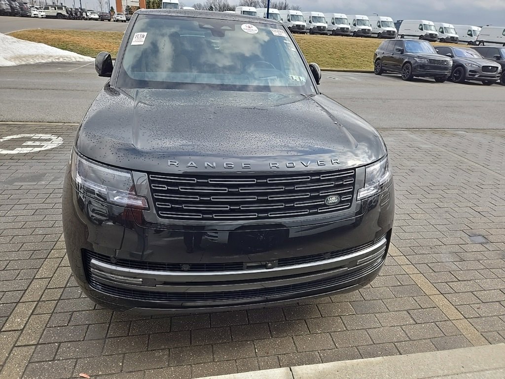 Used 2025 Land Rover Range Rover SE image 2