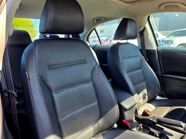 Used 2011 Volkswagen Jetta SE FWD image 30