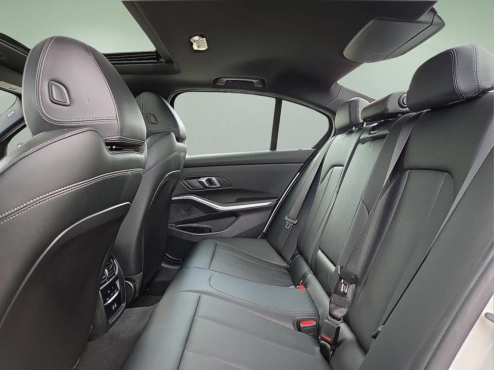 Used 2025 BMW 330i Sedan RWD image 10