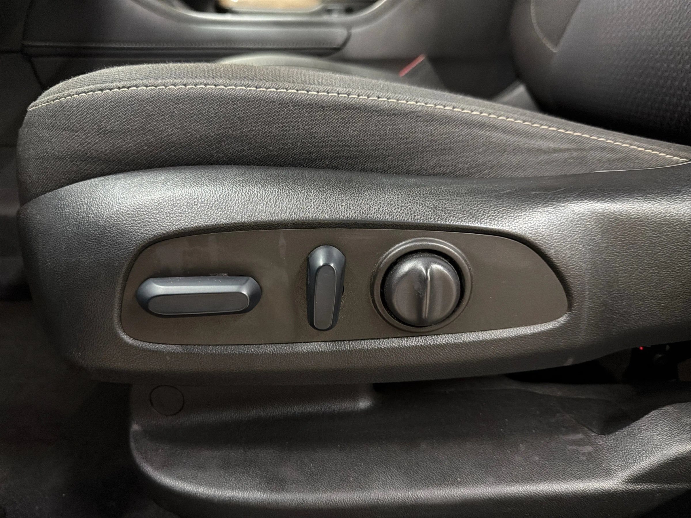 Used 2023 GMC Acadia SLE w/ Driver Convenience Package FWD image 35